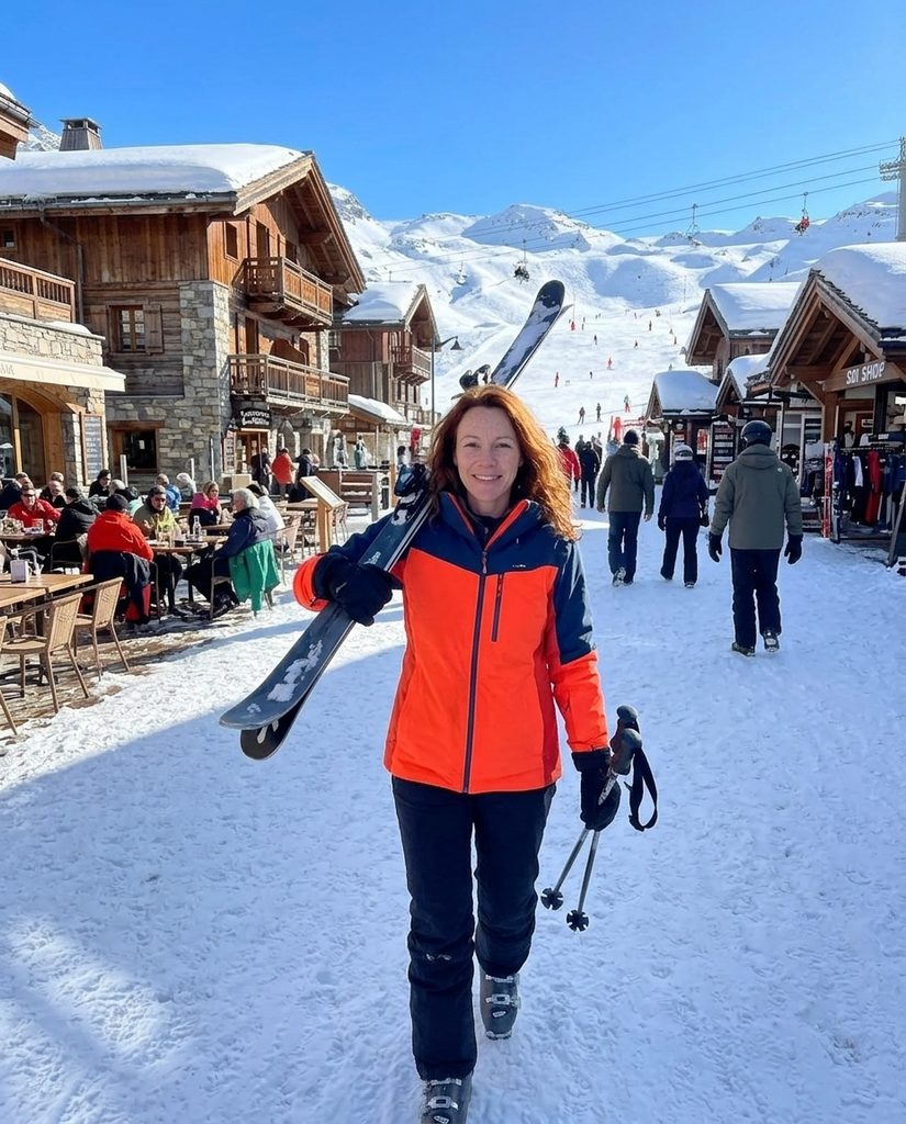Carrying skis